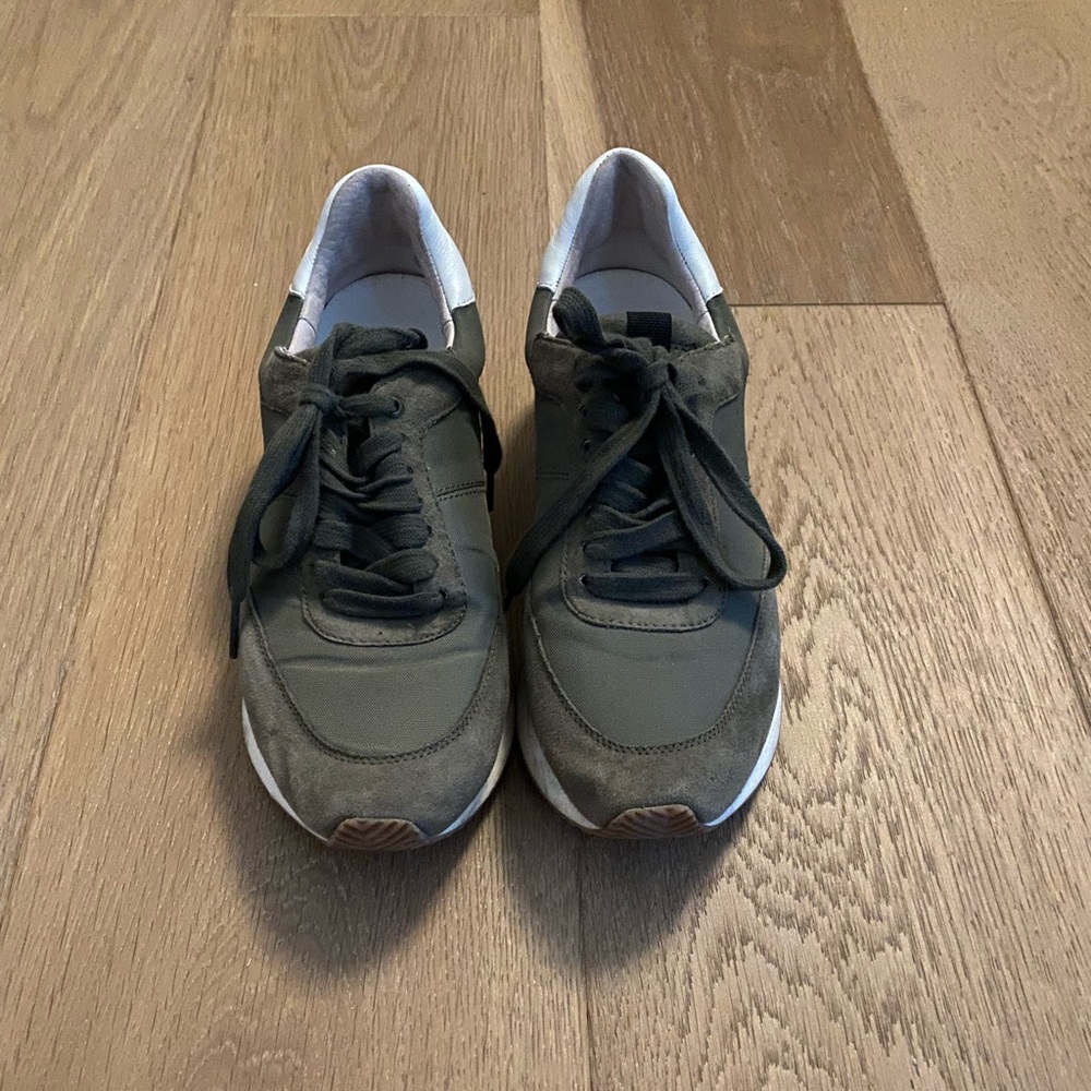 Banana republic tennis shoes! Size 8!